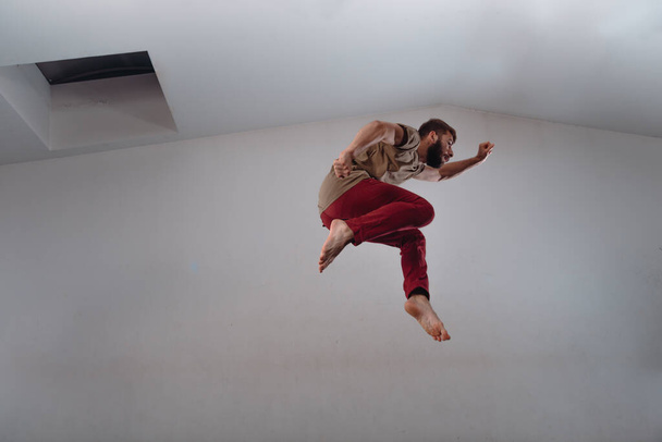 Flessibile giovane ballerina che esegue un elegante movimento di danza - Foto, immagini