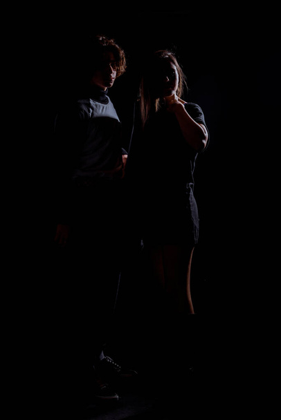 Portrét krásného stylového mladého páru pózujícího v módním oblečení - Fotografie, Obrázek