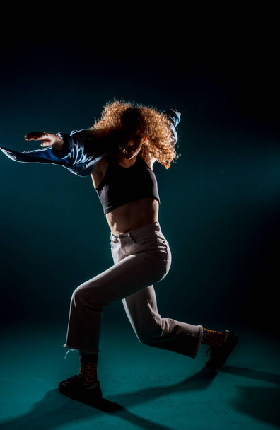Σύγχρονος χορευτής που εξασκείται σε χορογραφική χορογραφία χορού - Φωτογραφία, εικόνα