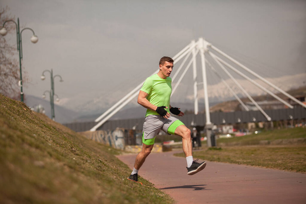 Férfi sportoló fut le az oldalfalon - Fotó, kép