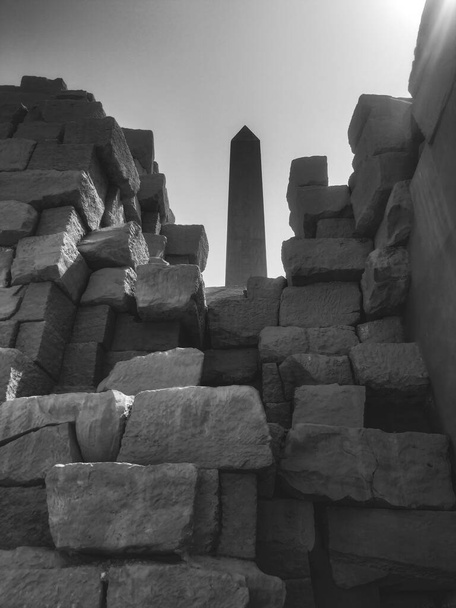 El complejo de templos de Karnak, comúnmente conocido como Karnak, comprende una vasta mezcla de templos, capillas, pilones y otros edificios en decadencia cerca de Luxor, en Egipto. - Foto, imagen