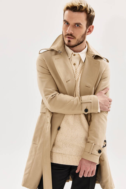 чоловік модна зачіска пальто сучасний стиль осінь мода
 - Фото, зображення