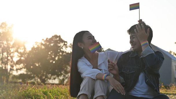 Foto de una pareja LGBT sentada en el parque. Concepto de felicidad LGBT. - Foto, imagen
