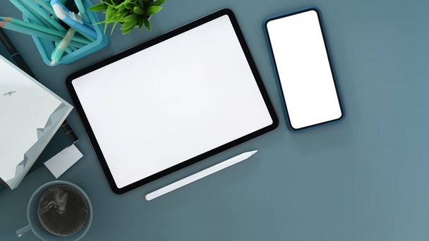 Top kilátás mock up digitális tabletta, okostelefon és Stylus toll kék asztalon. Üres képernyő szöveges üzenetéhez vagy információs tartalmához. - Fotó, kép