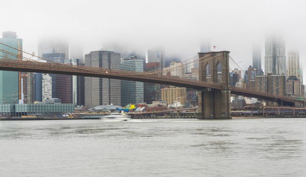 Brooklin Bridge and Manhattan in raining day, New York City, USA - Foto, imagen