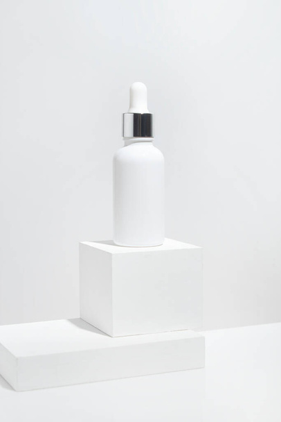 mockup di bellezza moda cosmetica trucco bottiglia lozione prodotto con il concetto di cura della pelle su sfondo - Foto, immagini