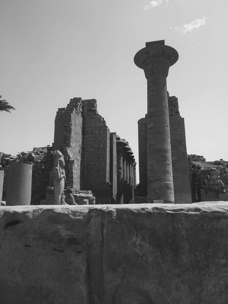 Το συγκρότημα Ναών Κάρνακ, κοινώς γνωστό ως Κάρνακ, περιλαμβάνει ένα τεράστιο μείγμα από αποσυντιθέμενους ναούς, παρεκκλήσια, πυλώνες και άλλα κτίρια κοντά στο Λούξορ, στην Αίγυπτο. - Φωτογραφία, εικόνα