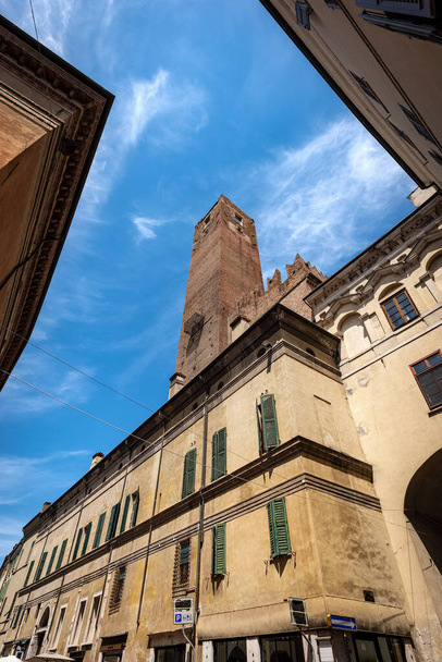 Η Μάντοβα, ο μεσαιωνικός Πύργος του Κέιτζ, οι αρχαίες φυλακές (Torre della Gabbia), ο 13ος αιώνας και το αρχαίο Παλάτι Gonzaga Guerrieri. Πλατεία Sordello (Piazza Sordello), Λομβαρδία, Ιταλία, Ευρώπη. - Φωτογραφία, εικόνα