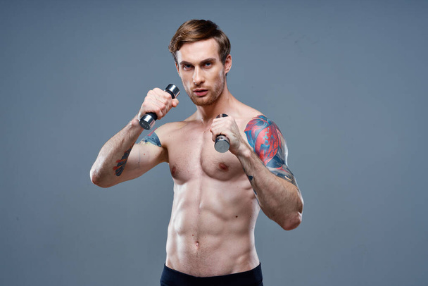 homme nu avec haltères fitness bodybuilder Modèle fitness - Photo, image