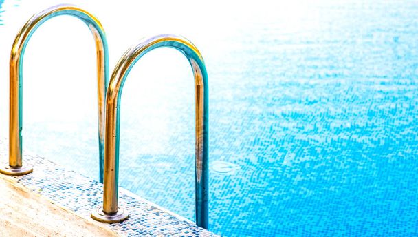 Открытка для летнего отдыха с открытым бассейном с чистой голубой водой - Фото, изображение