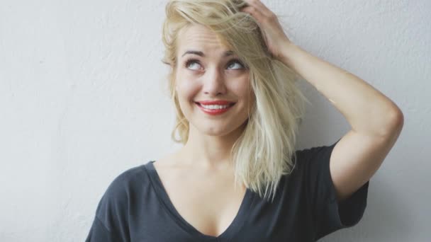 Attraktive fröhliche junge blonde Frau - Filmmaterial, Video