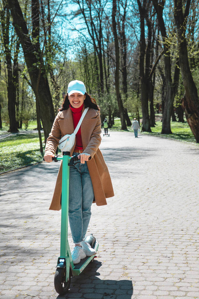 Mujer montando patinete eléctrico scooter transporte urbano - Foto, imagen