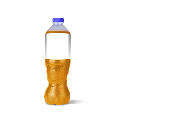 Botellas de bebidas no alcohólicas aisladas sobre fondo blanco. Representación 3D. apto para el diseño de tu elemento. - Foto, imagen