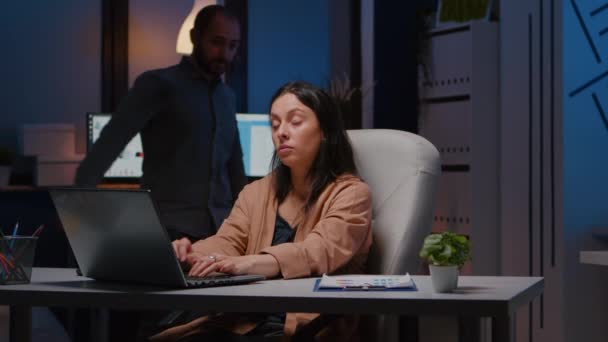 Surmenage épuisé femme d'affaires travaillant dans le bureau de démarrage vérification de la stratégie de gestion - Séquence, vidéo
