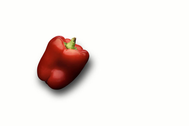 Γλυκό κόκκινο bell pepper απομονώνονται σε λευκό φόντο, closeup top view. - Φωτογραφία, εικόνα