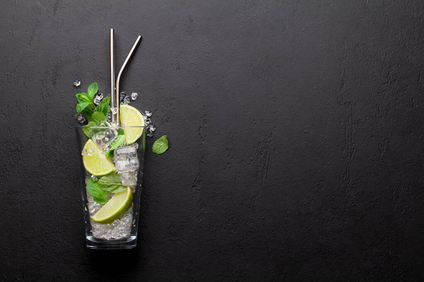 Mojito-Cocktail zubereiten. Zutaten und Trinkutensilien. Draufsicht flach liegend mit Platz für Ihr Rezept - Foto, Bild
