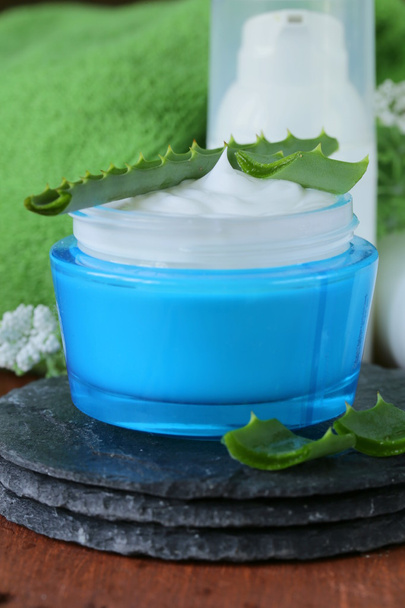 kozmetikai krém krém természetes zöld friss aloe vera - Fotó, kép