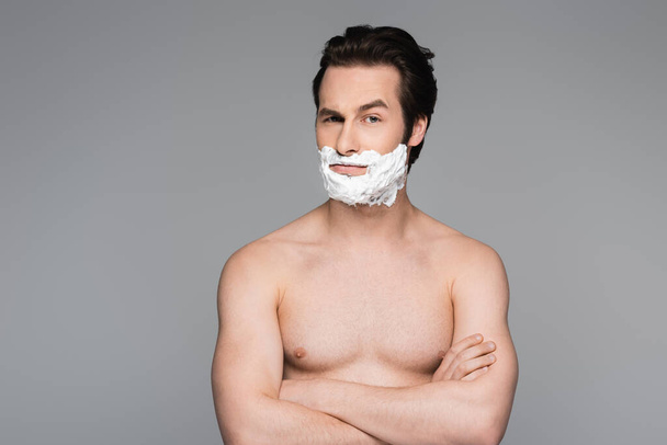 shirtless man with shaving foam of face posing with crossed arms isolated on grey - Foto, Imagem