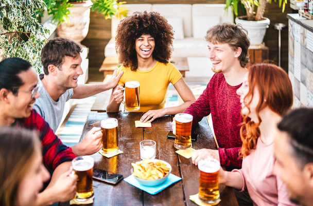 Genç nesil Z 'ler bira fabrikasının terasında bira içiyor genç milenyumlarla arkadaşlık yaşam tarzı konsepti çatı katı barında mutlu saatler geçiriyorlar. - Fotoğraf, Görsel