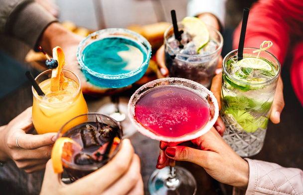 Emberek kéz pirítóssal színes puccos italok - Fiatal barátok szórakozás együtt iszik koktélok boldog órában - Társadalmi összejövetel party idő koncepció meleg élénk szűrő - Fotó, kép