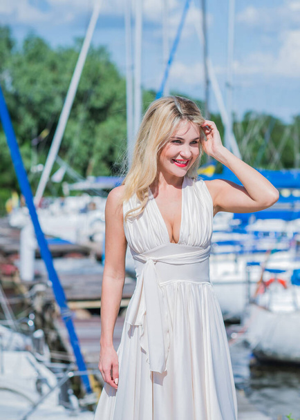 Belle blonde au yacht club. Femme en soie volante robe blanche à l'extérieur, temps de détente - Photo, image