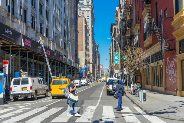 Nueva York, EE.UU. - 26 de abril de 2018: Gente caminando por la calle en Union Square Park en Nueva York, EE.UU. el 26 de abril de 2018. - Foto, Imagen
