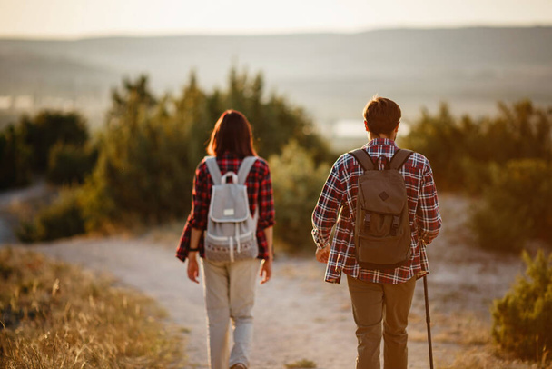 Portrait de jeune couple heureux s'amusant lors de leur voyage de randonnée. Couple de randonneurs caucasiens et asiatiques s'amusant en vacances d'été. Jeunes randonneurs dans la nature. - Photo, image
