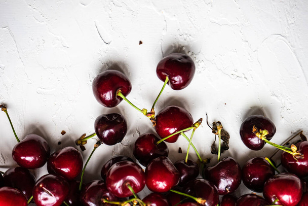 Летний фон со сладкими фруктами вишни на бетонном фоне - Фото, изображение