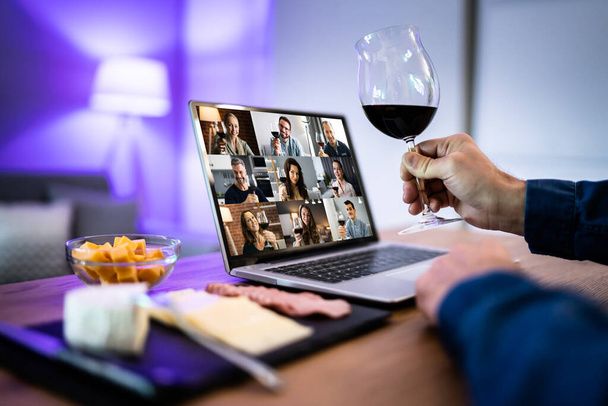 Virtual Wine Tasting Dinner Event Online Using Laptop - Foto, immagini