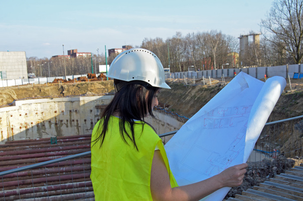 Jeune femme architecte sur le chantier de la construction
 - Photo, image