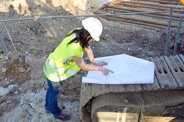młoda kobieta architekt w budowie konstrukcji - Zdjęcie, obraz