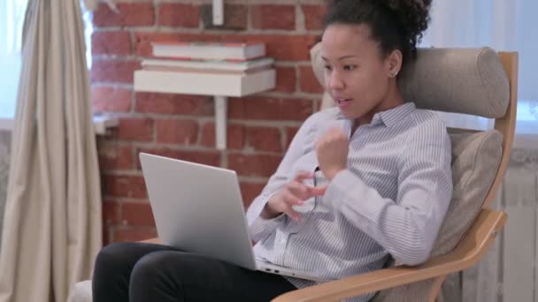 Jovem mulher africana tendo dor de pulso, trabalhando no laptop - Filmagem, Vídeo