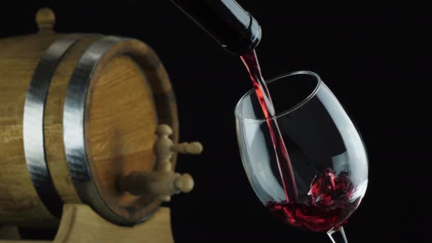 Kırmızı şarap şişenin boynundan bardağa dökülüyor. - Video, Çekim