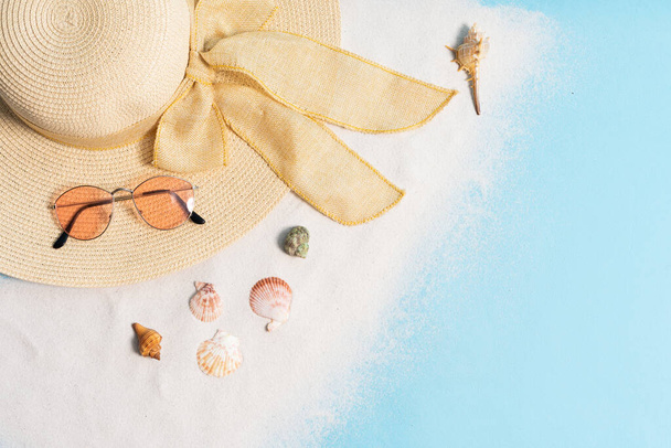 帽子、サングラス、砂と貝殻の夏の背景 - 写真・画像