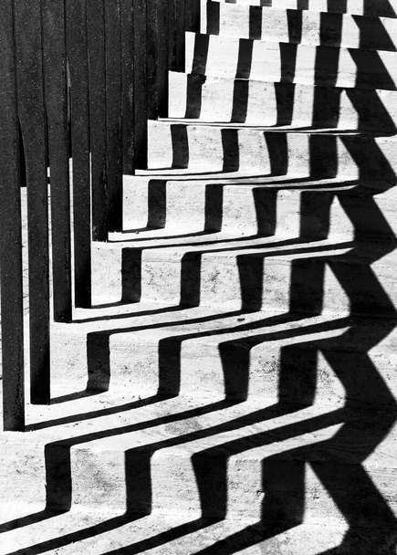 Nuances lignes angles formes géométriques texture escaliers, détails d'architecture noir et blanc, monochrome. - Photo, image
