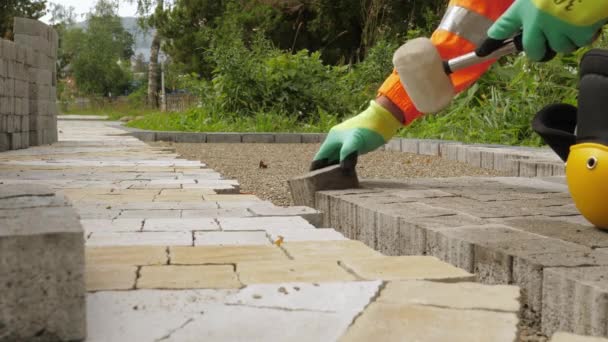 Trabajador de la construcción hace pavimento nueva acera - Metraje, vídeo