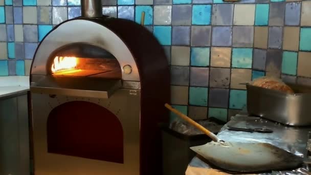 Videó egy fém pizzasütőről tűzzel. HD - Felvétel, videó