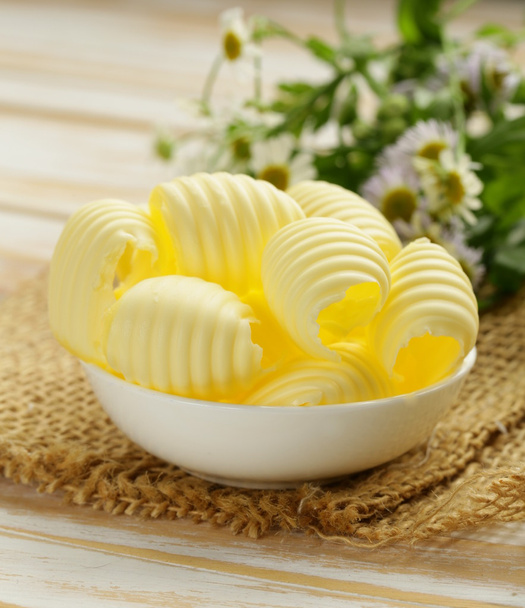 新鮮な黄色の乳製品バターを白いボウルに入れ - 写真・画像