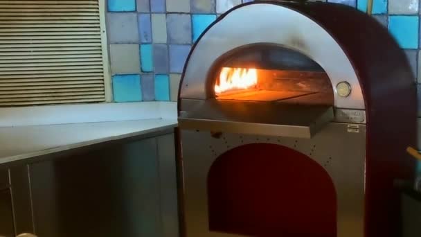Videó egy fém pizzasütőről tűzzel. HD - Felvétel, videó