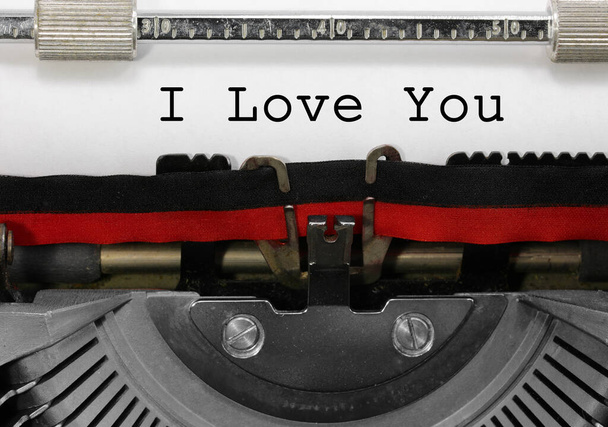 Tekst I Love You geschreven door een minnaar met een oude vintage schrijfmachine - Foto, afbeelding