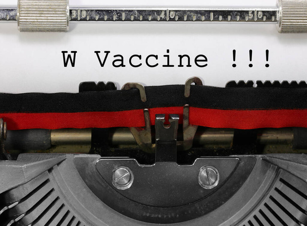 フレーズWワクチンは、白い紙に古いヴィンテージタイプライターで書かれています - 写真・画像