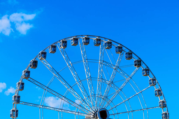 ferris wheel with clear blue sky background - Fotoğraf, Görsel