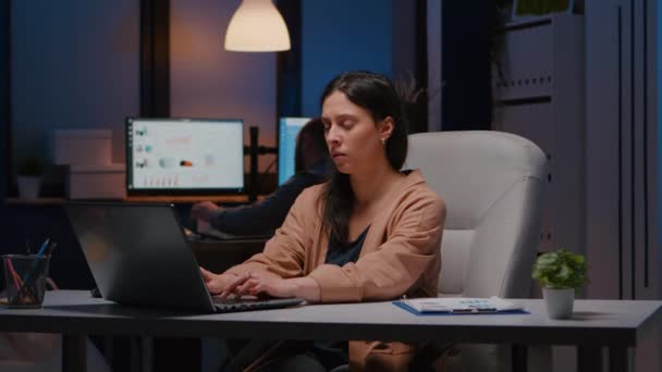 Vreugdevolle succesvolle zakenvrouw genieten tijdens het kijken naar laptop computer - Video