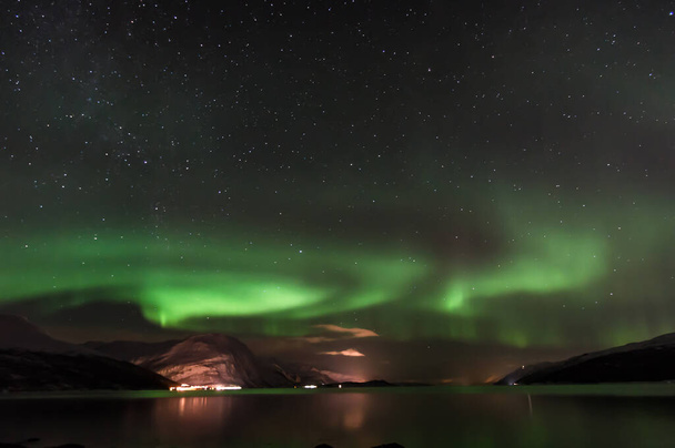 Näkymä Aurora Borealis aikana pitkä kylmä yö Tromso, Norja - Valokuva, kuva