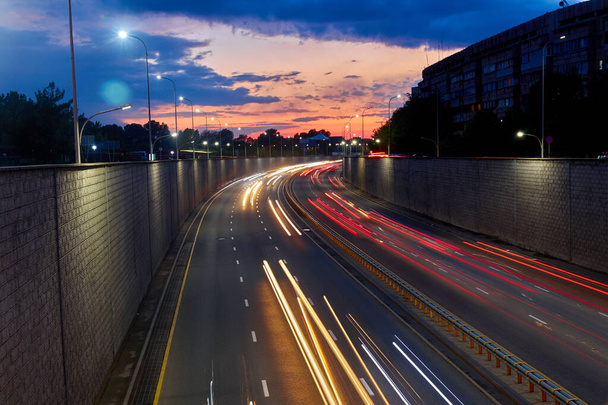 Trilhas de luz embaçadas do carro, longa exposição ao entardecer - Foto, Imagem
