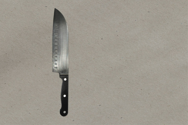 Close up view glanzend scherp metalen mes geïsoleerd op witte keukentafel. geschikt voor uw ontwerpproject. - Foto, afbeelding