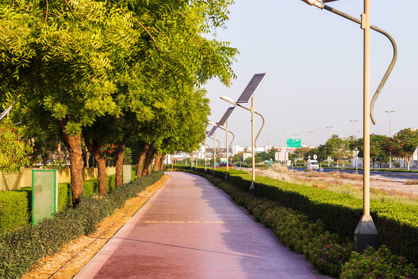 Дубай, ОАЭ - 05.21.2021 - Беговая дорожка в парке Над Аль Хамар, рано утром. Пост лампы на солнечных батареях можно увидеть на картинке - Фото, изображение