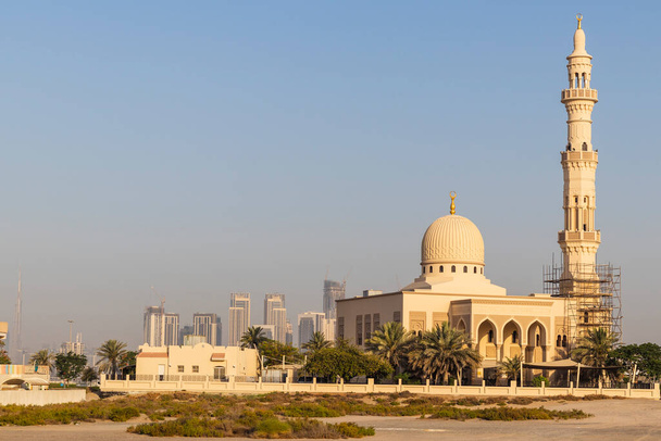 Dubai, Emirados Árabes Unidos - 05.21.2021 - Mesquita em fase final de construção na área de Nad Al Hamar, no Dubai. - Foto, Imagem