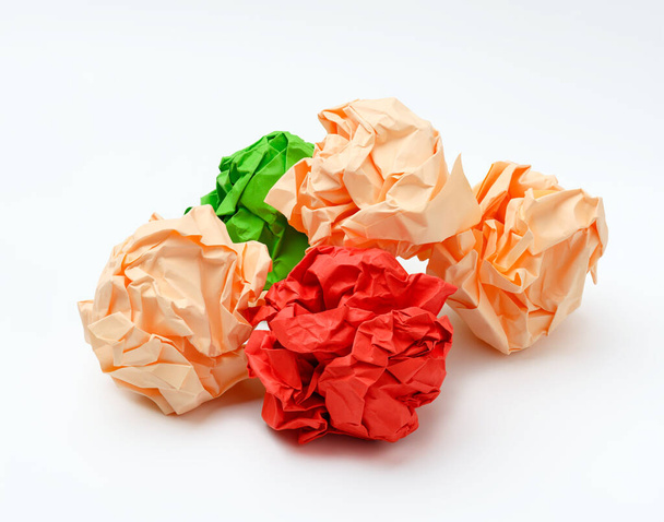 boules de papier froissées multicolores sur fond blanc, rouge, vert et rose - Photo, image