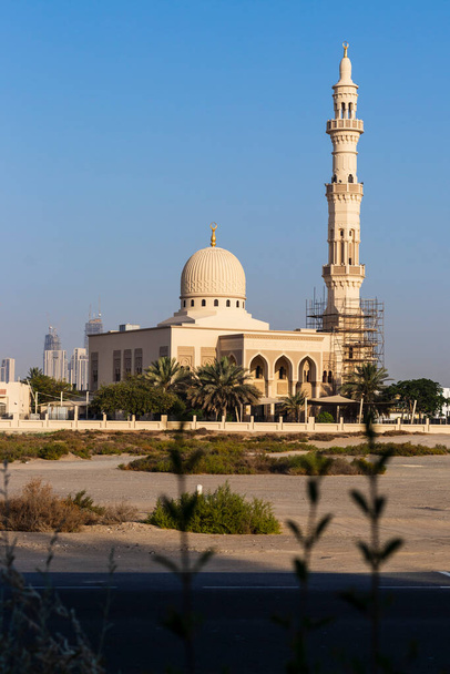 Dubaï, Émirats arabes unis - 05.21.2021 - Mosquée dans les dernières étapes de construction dans le quartier de Nad Al Hamar à Dubaï. - Photo, image